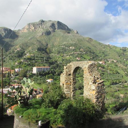 Гостевой дом Rifugio Dei Tre Pini Кастельмола Экстерьер фото
