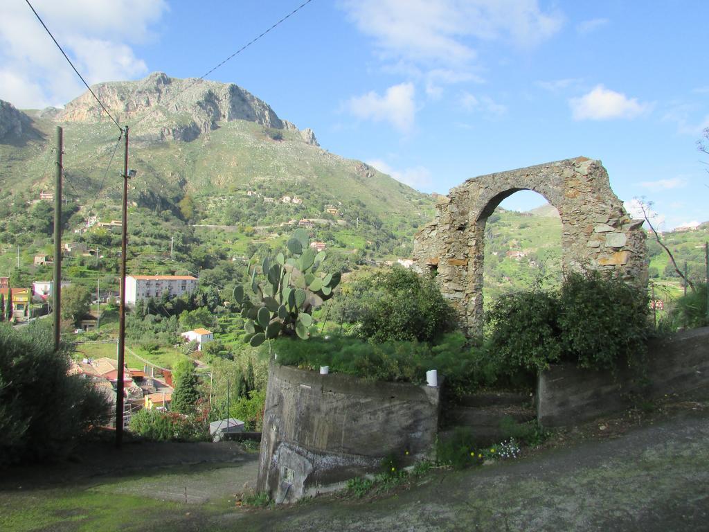 Гостевой дом Rifugio Dei Tre Pini Кастельмола Экстерьер фото