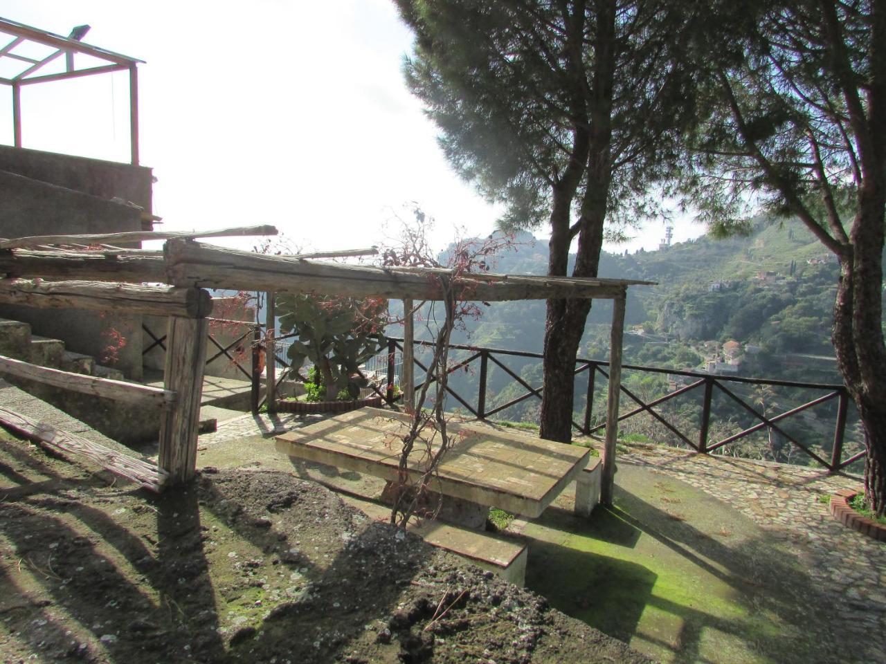 Гостевой дом Rifugio Dei Tre Pini Кастельмола Экстерьер фото